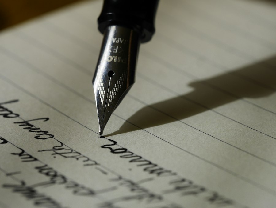 Checkliste und Notizbuch auf Schreibtisch für Alltagsplanung