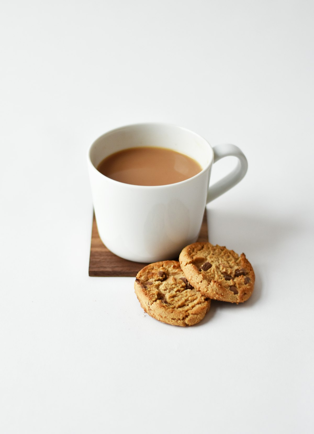 Warmer Kräutertee – Symbolbild für Alltags-Hausmittel im Faktencheck