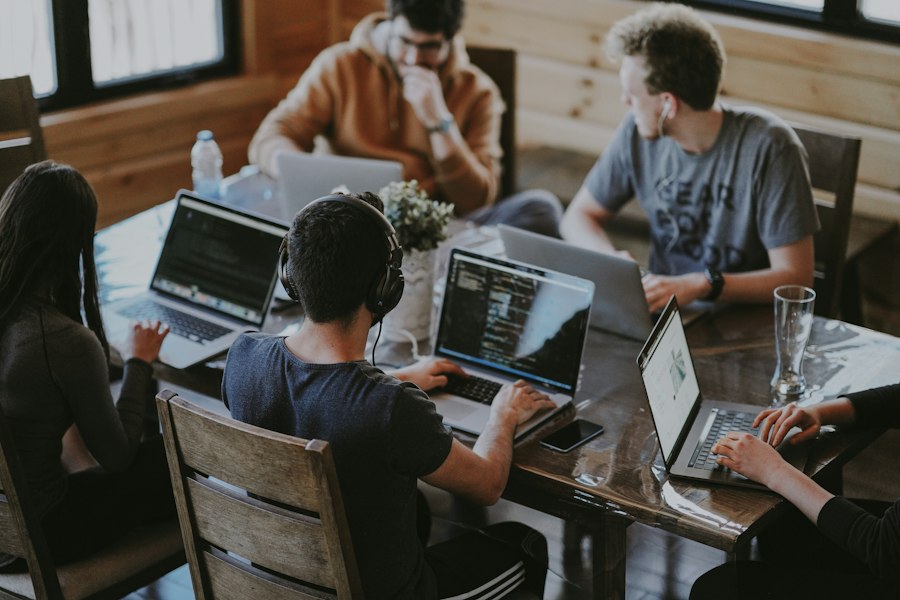 Redaktionsteam bei redaktioneller Besprechung und Recherche