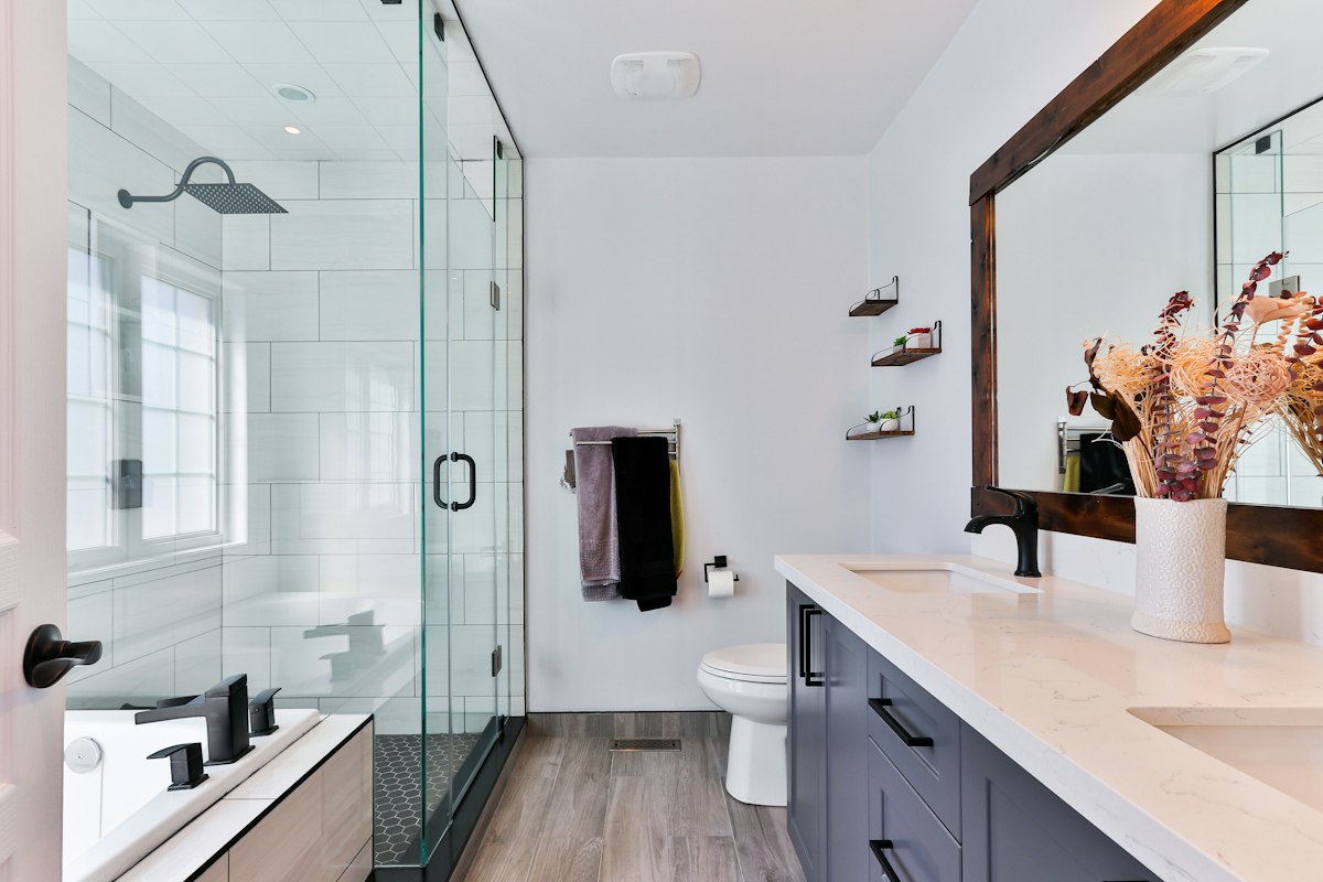Modernes Badezimmer mit weichem Handtuch für sanftes Abtupfen
